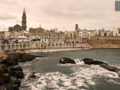 Da qui, sul mare, � possibile ammirare l�intero profilo del centro storico in tutta la sua bellezza ritrovata, con l�alta torre della Cattedrale che fende con la punta il cielo ormai volto al tramonto